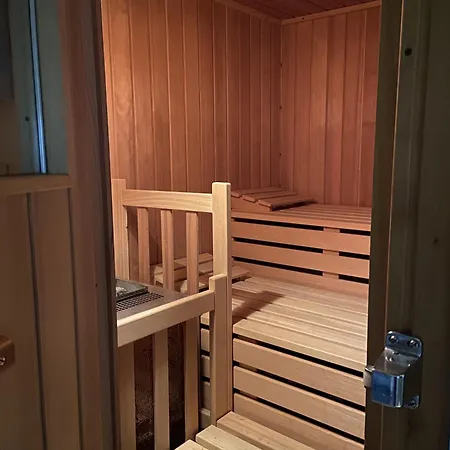 Exklusiver Souterrain - Zentral, Ruhig Mit Grosser Terrasse, Bergblick Und Privaten Sauna Zzgl Appartement