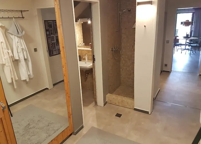 Exklusiver Souterrain - Zentral, Ruhig Mit Grosser Terrasse, Bergblick Und Privaten Sauna Zzgl *